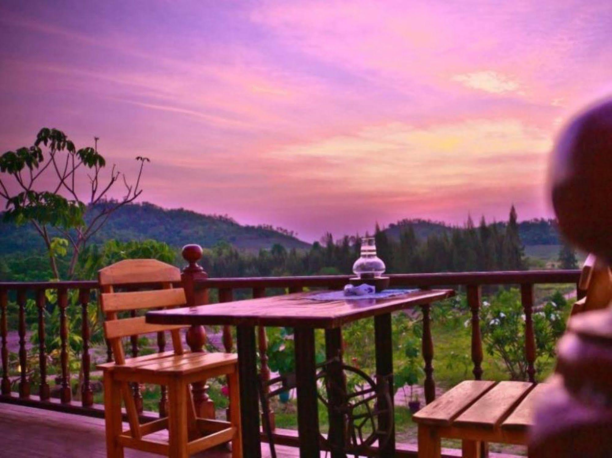 Hotel Baanrai Areeya Suan Phueng Exterior foto