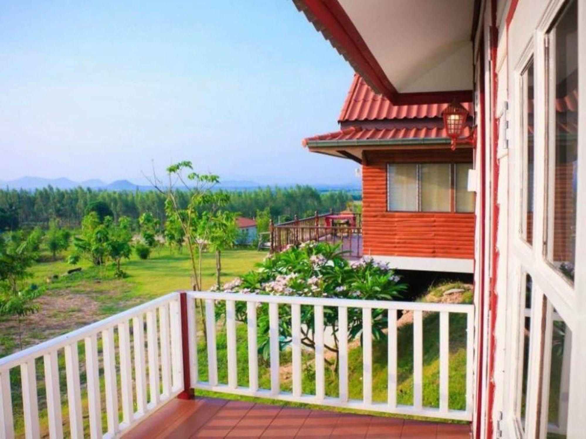 Hotel Baanrai Areeya Suan Phueng Exterior foto