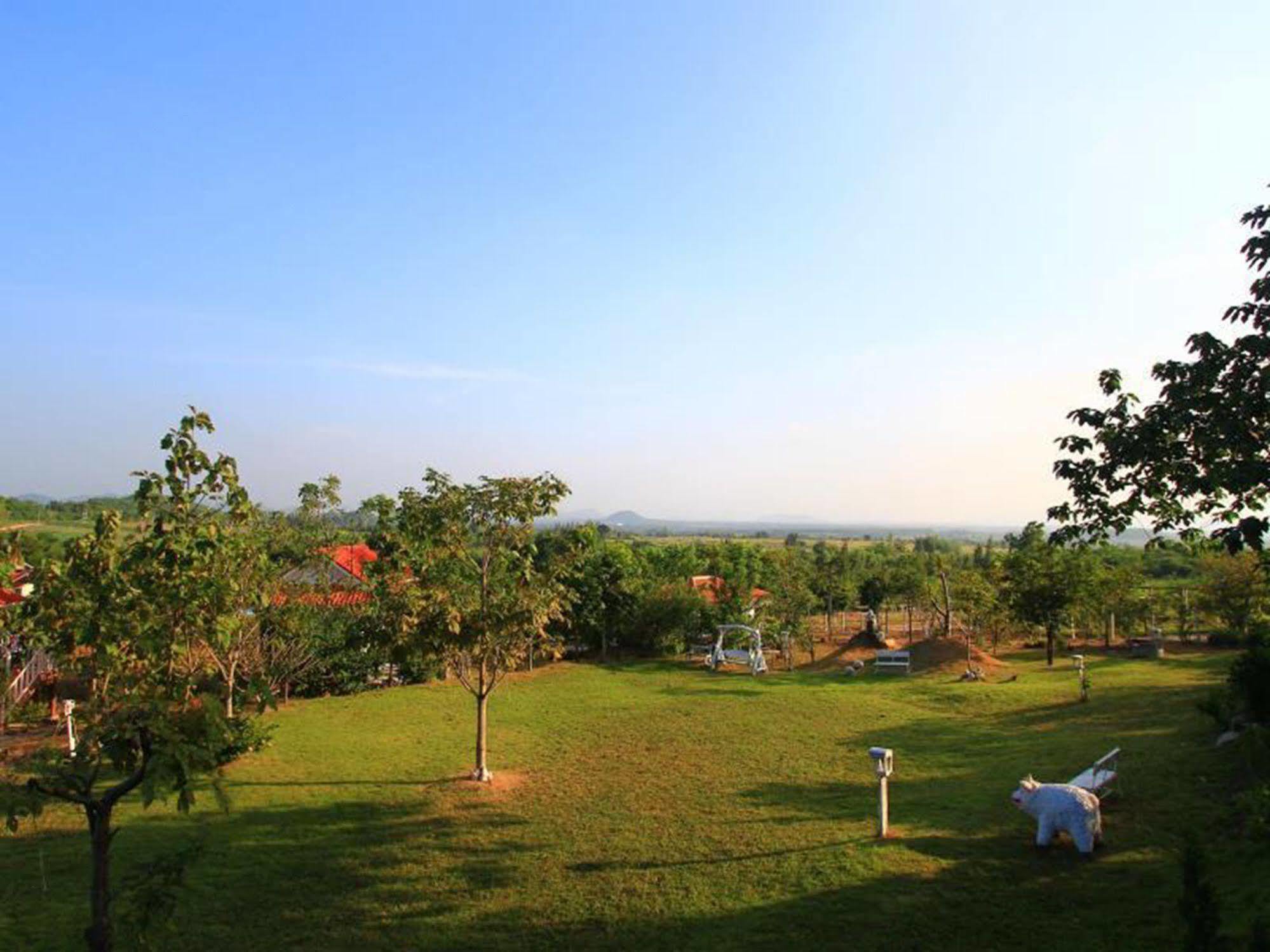 Hotel Baanrai Areeya Suan Phueng Exterior foto